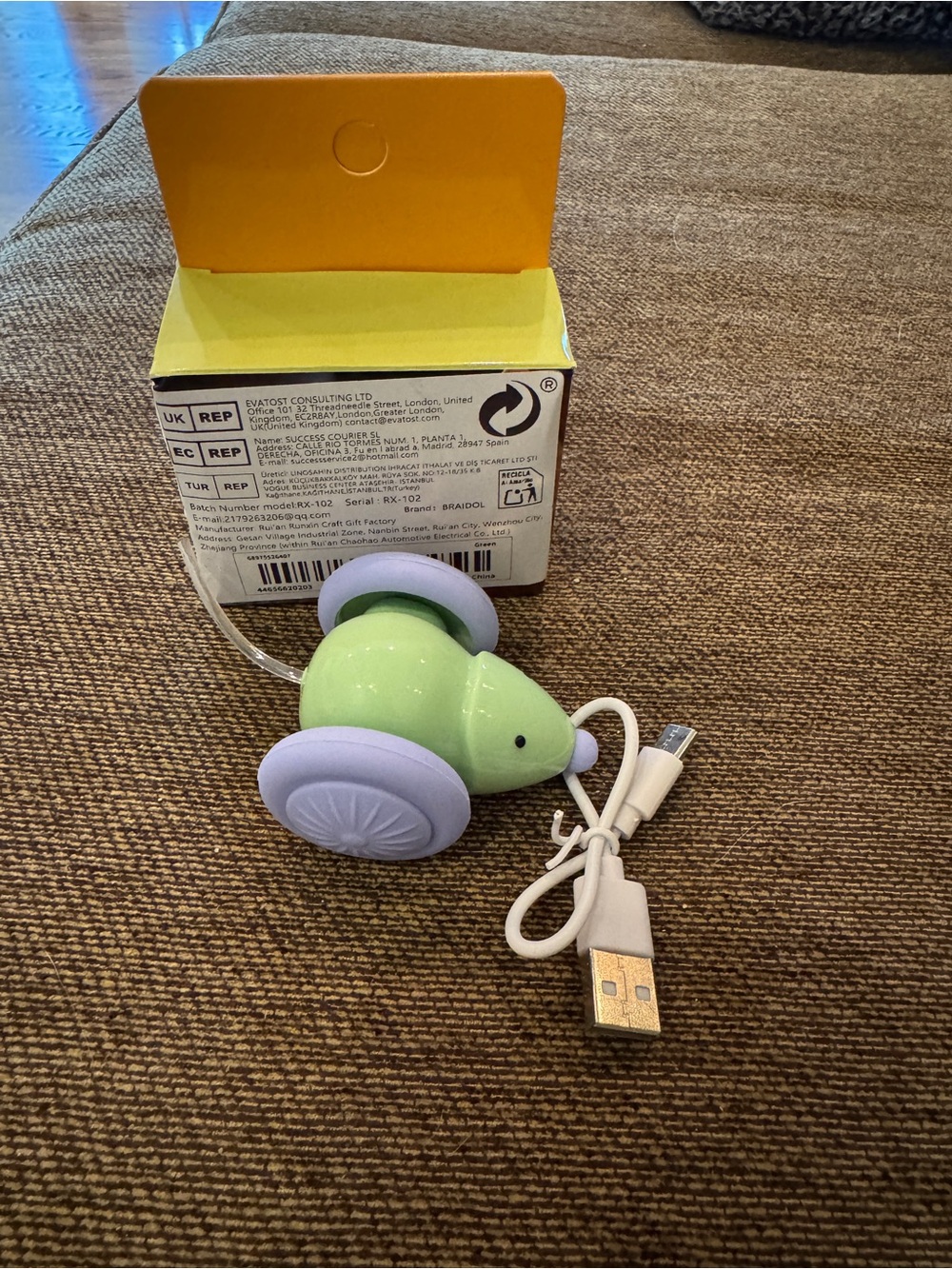 Interactive rechargeable cat toy